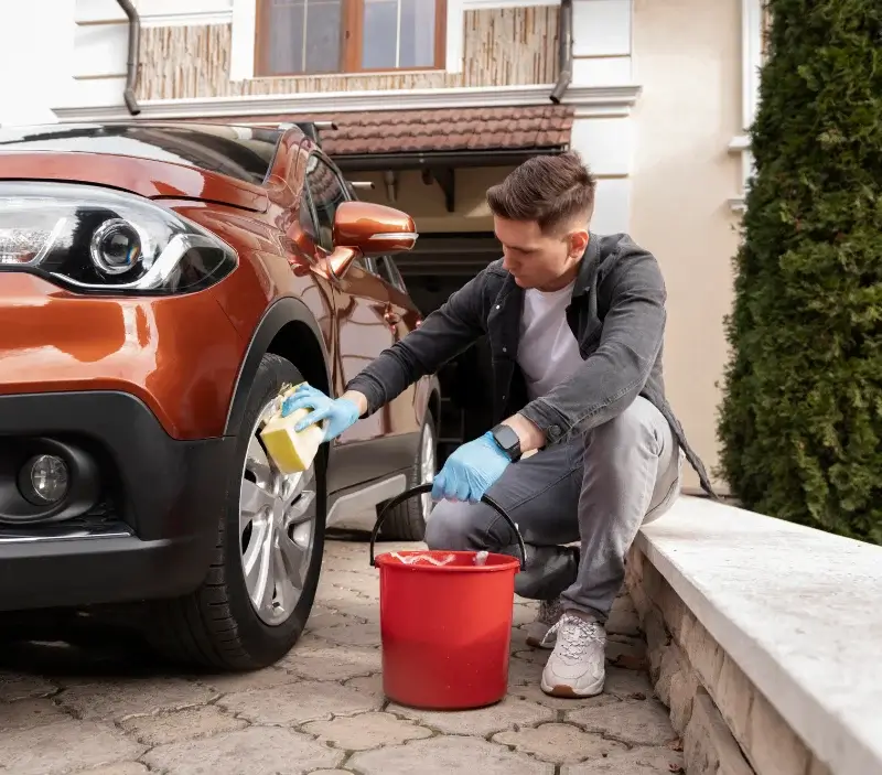 Lavage auto à domicile Saint-Pierre-de-Jards : professionnel intervenant sur un véhicule